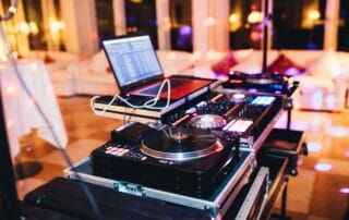 night-fun-music-party-laptop-celebrate-disco-dance-floor-dj-disco-lights_t20_29EQe8