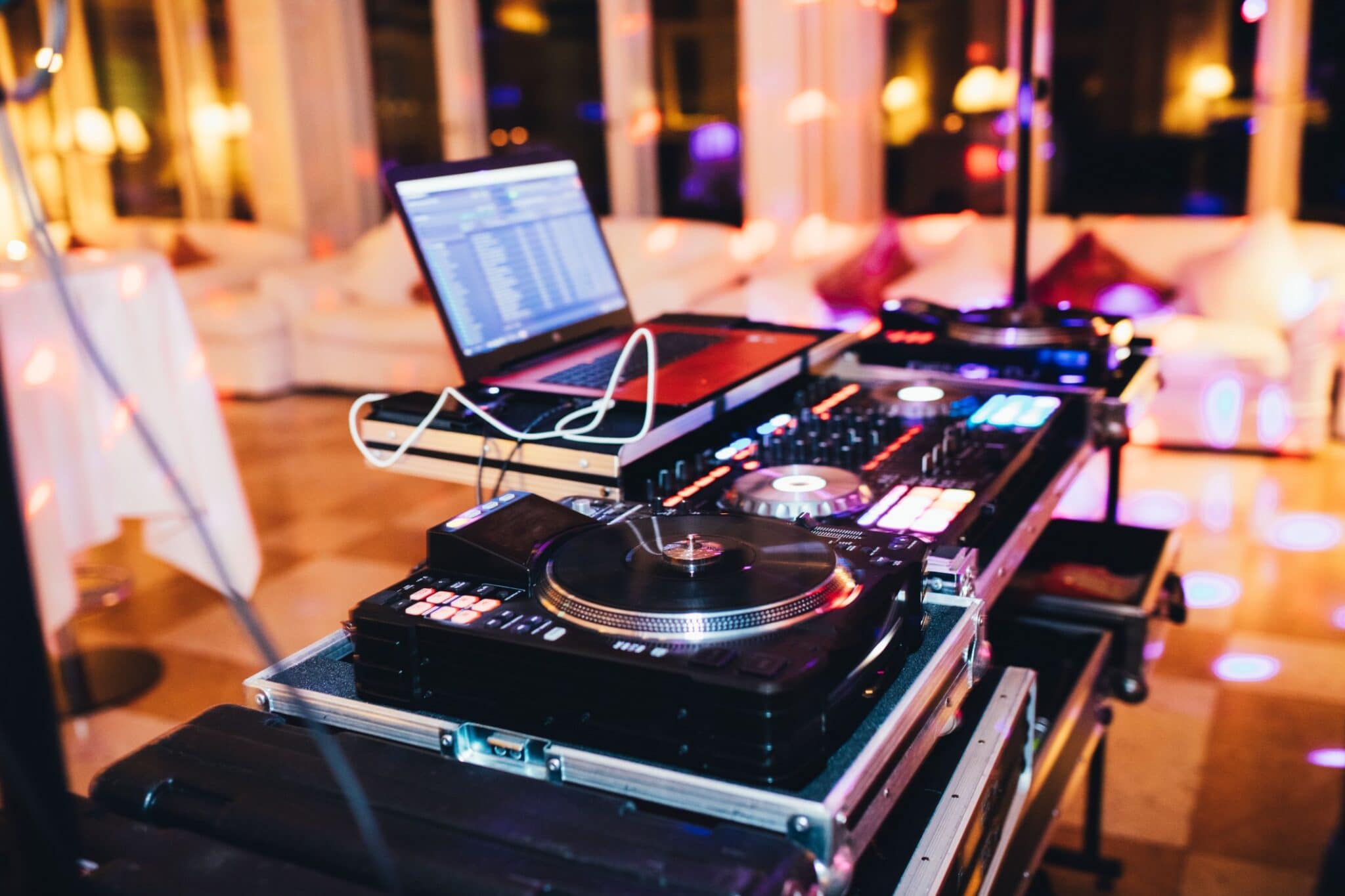 night-fun-music-party-laptop-celebrate-disco-dance-floor-dj-disco-lights_t20_29EQe8